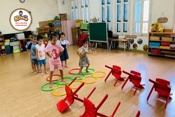 bài tập phát triển vận động cho trẻ mầm non - bé tập nhảy tại lớp